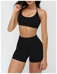 Ensemble de yoga noir avec brassière dos nu et short de compression taille haute