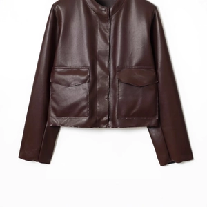 Veste courte en similicuir marron foncé avec grandes poches à rabat sur fond blanc