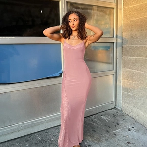 Abito rosa con inserti in pizzo e spacco laterale sexy, taglio a sirena per un look elegante