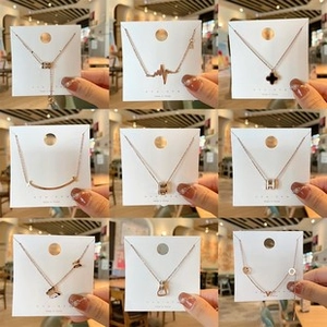 Collection de colliers en or rose avec pendentifs trèfle, cœur et lettres