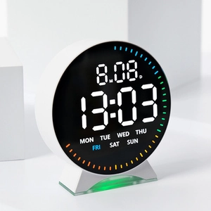 Detalle de pantalla LED de reloj digital con hora, fecha y barra de progreso de anillo color