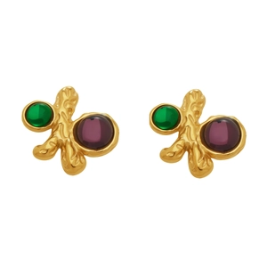 Boucles d'oreilles branche dorée avec pierres précieuses vertes et violettes sur fond blanc