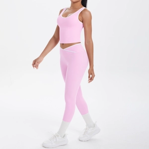 Detail of high-waist yoga leggings with V-shaped cross waist and white contrast trimming