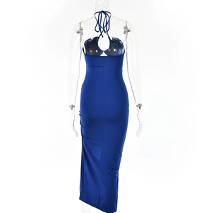 Détail de la robe longue dos nu bleue avec bretelles à nouer et fente haute sexy