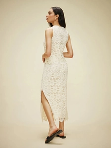 Robe longue blanche sans manches en dentelle crochetée avec fente latérale chic