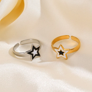 Anello a stella retrò in acciaio inossidabile placcato oro 18K con smalto bianco e nero
