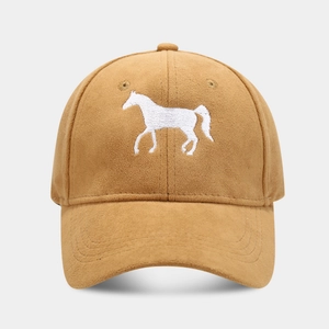 Detalle del bordado de caballo blanco en gorra de béisbol de ante marrón de calidad