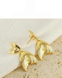 Détail de boucles d'oreilles queue de poisson plaquées or 18K avec surface texturée