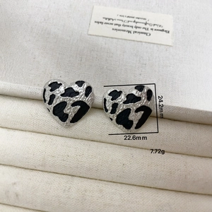 Retro hammered heart stud earrings in black and silver tone with dimensions and weight