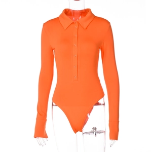 Détail des poignets côtelés et de la patte de boutonnage d'un body polo orange à manches