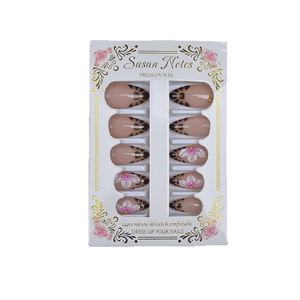 Lot de 24 faux ongles léopard avec fleurs 3D roses et perles dorées sur base nude