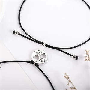 Détail de bracelets noirs tressés réglables avec breloque gravée pour cadeau de maman