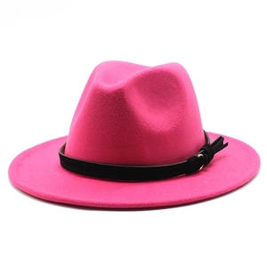 Dettaglio del cappello fedora in lana rosa acceso con fascia in pelle nera e fibbia oro