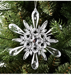 Vue détaillée de flocons de neige en acrylique transparent sur branches de sapin de Noël
