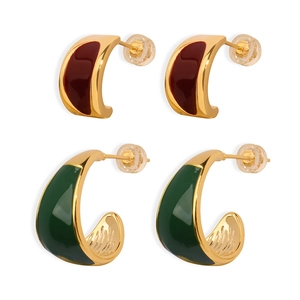 Fashionable C-shaped enamel earrings in dark red and green with polished gold metal frames