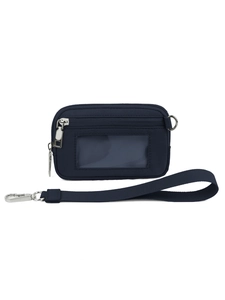 Detalle de billetera de muñeca en nylon azul oscuro con cremallera y ventana de ID
