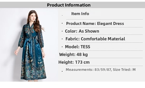 Détail de la robe à col en V avec imprimé paisley bleu marine et ceinture assortie