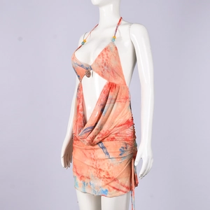Détail de la robe licou tie-dye orange rose avec ornement coquillage et dos nu