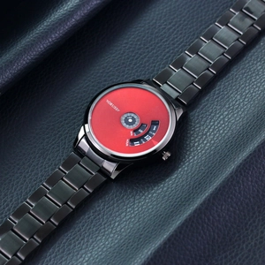 Detailansicht der ORUSS Herrenuhr mit schwarzem Netzarmband und einzigartigem rotem Zifferblatt