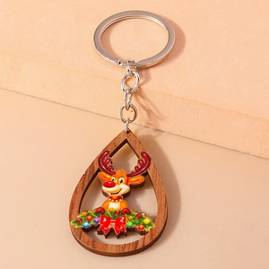 Détail d'un porte-clés de Noël en bois avec renne coloré et anneau en métal argenté brillant