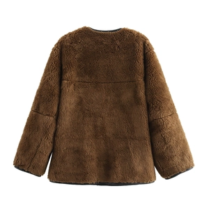 Rückansicht einer braunen Kunstpelzjacke mit weicher Textur und rundem Halsausschnitt