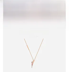 Dettaglio collana in acciaio al titanio oro rosa con pendente rettangolare inciso Luck