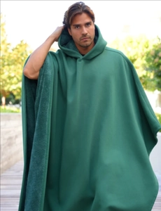 Dettaglio di un mantello punk verde con cappuccio e fodera in pile morbido