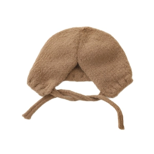 Bonnet en peluche marron pour bébé avec cache-oreilles et broderie cerise pour l'hiver