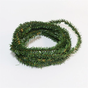 Détail d'une guirlande de noël réaliste en PVC vert avec aiguilles de pin de 2 cm