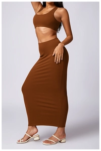 Dettaglio del set gonna midi in maglia marrone a vita alta con tessuto elasticizzato