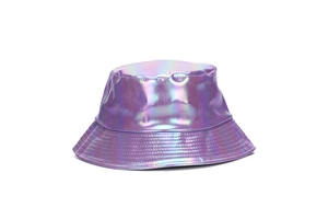 Détail d'un chapeau bob holographique avec dégradé violet et reflets arc-en-ciel