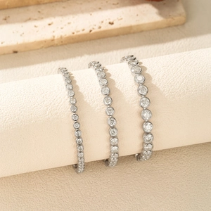 Elegante S925 zilveren moissaniet bubble tennisarmbanden in diverse maten op een pilaar