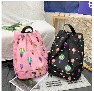 Detailansicht der pinkfarbenen und schwarzen Yoga-Rucksäcke mit Heißluftballon-Print