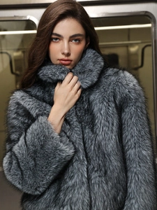 Manteau de luxe en fausse fourrure de renard pour femme en gris argenté et noir