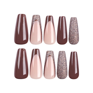 Faux ongles ballerine marrons avec bordure française, paillettes et strass