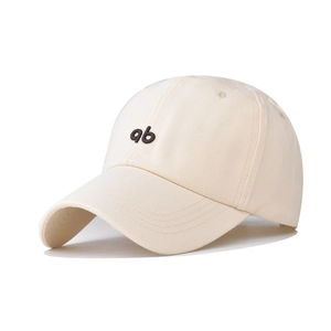 Casquette en coton blanc cassé avec broderie ab délicate vue sous un angle de 45 degrés