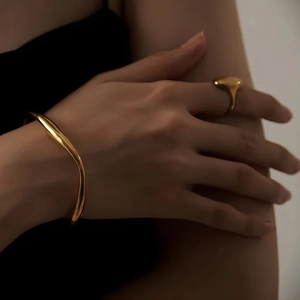 Fashionable gold irregular geometric stainless steel cuff bracelet for women's wrist