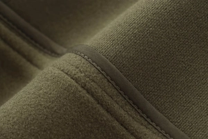 Gros plan détaillé du tissu composite vert olive avec doublure polaire et maille