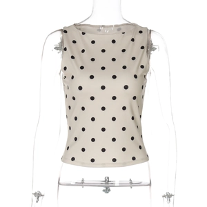 Detailansicht des Rundhalsausschnitts und Polka-Dot-Musters auf dem ärmellosen Sommertop