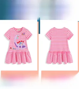 Vue à plat d'une robe de fille à rayures roses avec broderie dinosaure et ourlet volanté
