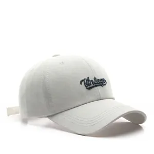 Gorra de béisbol de algodón blanco con bordado Vintage azul en vista lateral de 45°
