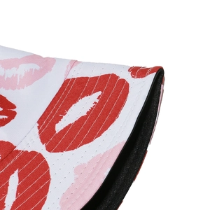 Détail macro du chapeau en toile avec imprimés lèvres rouges et coutures soignées