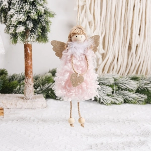 Pendentif ange de Noël artisanal en peluche rose avec ailes sur fond de sapin