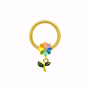 Détail d'un anneau de piercing doré avec pendentif fleur coloré et zircon blanc incrusté