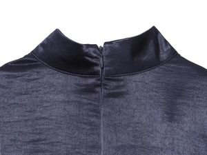 Détail du col montant et fermeture éclair invisible sur une robe en satin bleu marine