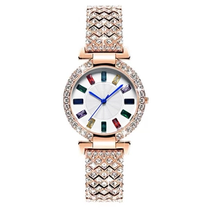 Montre de luxe rose dorée pour femme avec cristaux et index en pierres arc-en-ciel