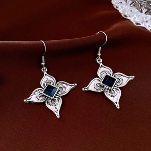Détails de boucles d'oreilles ethniques en argent avec cristal bleu et motifs floraux