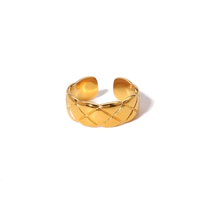 Anello vintage francese dorato con incisione matelassé, design aperto regolabile da donna