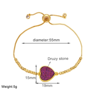 Dettaglio del bracciale dorato a cuore con pietra Druzy viola e indicazioni di taglia