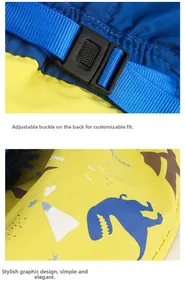 Détail du chapeau de soleil enfant avec motif dinosaure bleu et boucle réglable noire